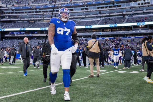 Dexter Lawrence II nº 97 do New York Giants sai de campo no final do jogo no MetLife Stadium, domingo, 21 de dezembro de 2025, em East Rutherford, Nova Jersey.