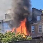 Imagens que circulam nas redes sociais mostram nuvens de fumaça subindo de um prédio na Cazenove Road, em Stamford Hill