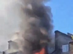 Dezenas de bombeiros combatendo incêndio perto de sinagoga no norte de Londres Imagens que circulam nas redes sociais mostram nuvens de fumaça subindo de um prédio na Cazenove Road, em Stamford Hill