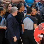 O técnico do UConn Huskies, Geno Auriemma, e o técnico do South Carolina Gamecocks, Dawn Staley, discutem com um árbitro durante um jogo da Final Four do torneio feminino da NCAA de 2026.
