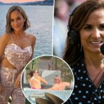 Dianna Russini posando com um traje de duas peças em um barco ao pôr do sol.