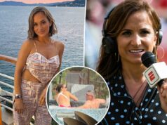 Dianna Russini exclui conta do Twitter Dianna Russini posando com um traje de duas peças em um barco ao pôr do sol.