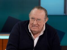 Dica importante… não importe taxas de serviço no estilo americano! Carteiro revela fila de garçons em NY Andrew Neil disse que fez com que um garçom de Nova York fosse demitido por 'repreendê-lo' por causa de uma gorjeta de US $ 150, dizendo que a cultura de gorjetas da América está 'fora de controle'