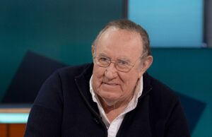 Dica importante… não importe taxas de serviço no estilo americano! Carteiro revela fila de garçons em NY Andrew Neil disse que fez com que um garçom de Nova York fosse demitido por 'repreendê-lo' por causa de uma gorjeta de US $ 150, dizendo que a cultura de gorjetas da América está 'fora de controle'