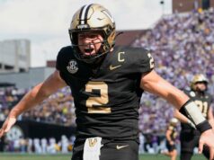 Diego Pavia tem ‘outras equipes’ interessadas em que Ravens consiga a primeira chance no QB não draftado Um jogador de futebol americano de Vanderbilt, vestindo o número 2, com uniforme preto e dourado, comemora com os braços estendidos.