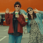 Diretor de 'Mile End Kicks' e 'Roommates' fala sobre colaboração com Adam Sandler e exploração de 'inveja de gênero' em filme semiautobiográfico