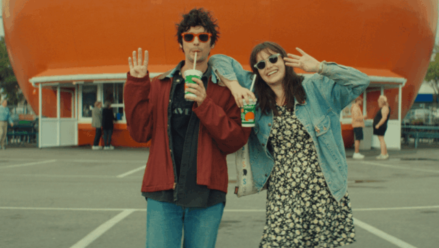 Diretor de 'Mile End Kicks' e 'Roommates' fala sobre colaboração com Adam Sandler e exploração de 'inveja de gênero' em filme semiautobiográfico
