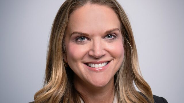 Disney promove April Carretta como vice-presidente executiva de comunicações e executiva para liderar relações públicas de Dana Walden
