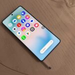 Samsung Galaxy S25 Ultra ao lado de uma planta verde