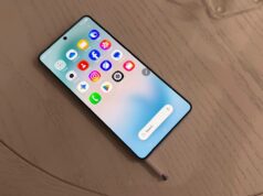 Dispositivos Samsung recebem mais uma atualização beta do One UI 8.5 Samsung Galaxy S25 Ultra ao lado de uma planta verde