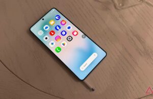 Dispositivos Samsung recebem mais uma atualização beta do One UI 8.5 Samsung Galaxy S25 Ultra ao lado de uma planta verde