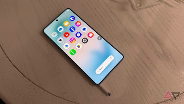 Samsung Galaxy S25 Ultra ao lado de uma planta verde