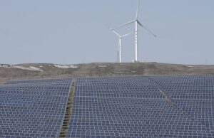 Do deserto de Gobi ao norte do Canadá: este visionário chinês aposta na IA para impulsionar o futuro deste país Lei Zhang é cofundador da Envision Energy, com sede em Xangai, o segundo maior produtor mundial de turbinas eólicas.