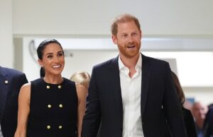 Do estilo Primeira Dama à geminação com Harry! Meghan usa vestido azul-marinho ‘real’ e causa cáqui de estilistas australianos em Melbourne Meghan Markle apareceu não com um, mas com dois conjuntos elegantes quando ela e o Príncipe Harry iniciaram sua turnê quase real de quatro dias pela Austrália esta semana