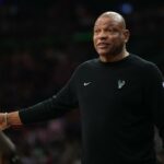 O técnico do Milwaukee Bucks, Doc Rivers, reage contra o Philadelphia 76ers no terceiro quarto na Xfinity Mobile Arena.