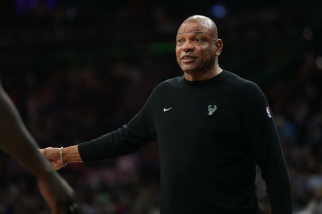 O técnico do Milwaukee Bucks, Doc Rivers, reage contra o Philadelphia 76ers no terceiro quarto na Xfinity Mobile Arena. 