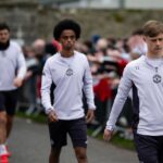 Dois adolescentes emocionantes retratados com o time principal do Man Utd na Irlanda