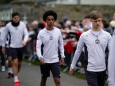 Dois adolescentes emocionantes retratados com o time principal do Man Utd na Irlanda Dois adolescentes emocionantes retratados com o time principal do Man Utd na Irlanda