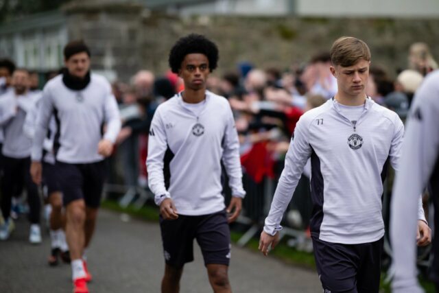 Dois adolescentes emocionantes retratados com o time principal do Man Utd na Irlanda
