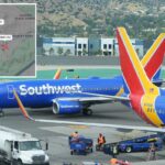 Dois aviões da Southwest Airlines na pista com a equipe de terra reabastecendo um e carregando bagagem em outro.