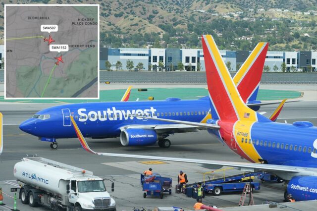 Dois aviões da Southwest Airlines na pista com a equipe de terra reabastecendo um e carregando bagagem em outro.