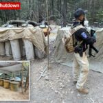 Um agente investigativo está dentro de um laboratório clandestino de processamento de metanfetaminas descoberto perto de Guachochi, no México.