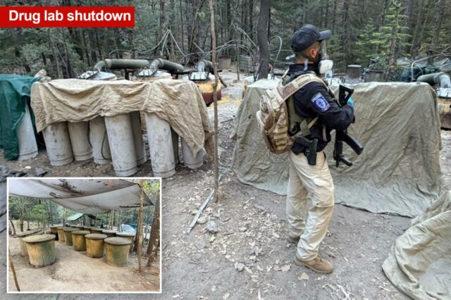 Um agente investigativo está dentro de um laboratório clandestino de processamento de metanfetaminas descoberto perto de Guachochi, no México.