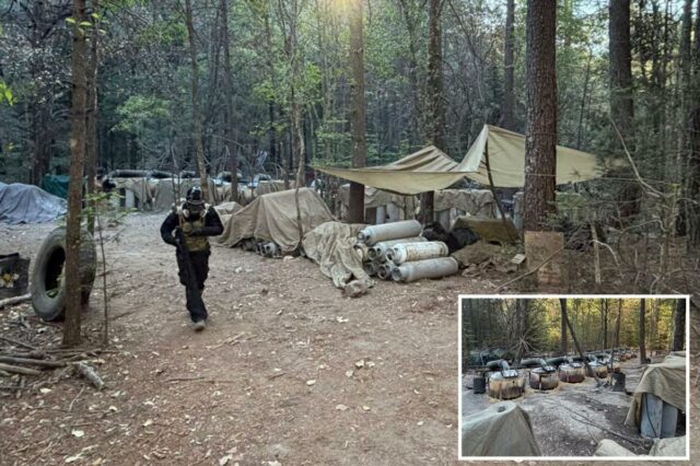 Uma pessoa com equipamento de proteção e máscara de gás caminha por uma clareira na floresta com lonas, barracas e tanques, indicando um laboratório de drogas e um acampamento.