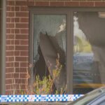Uma terrível invasão de casa e sequestro aconteceu em uma rua suburbana de Melbourne, deixando dois homens feridos gravemente.