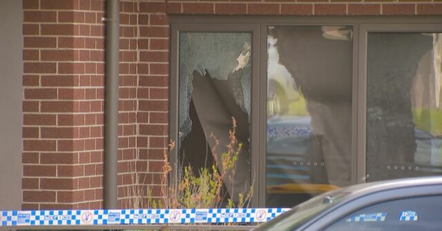 Uma terrível invasão de casa e sequestro aconteceu em uma rua suburbana de Melbourne, deixando dois homens feridos gravemente.