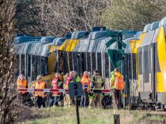 Dois trens colidem na Dinamarca e deixam cinco pessoas gravemente feridas Dois trens colidem na Dinamarca e deixam cinco pessoas gravemente feridas