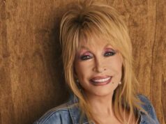 Dolly Parton arrasa com um top curto e jeans bootcut em um bom anúncio americano Recurso Dolly Parton quer parecer artificial