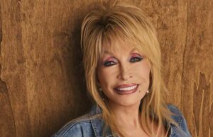 Dolly Parton arrasa com um top curto e jeans bootcut em um bom anúncio americano Recurso Dolly Parton quer parecer artificial