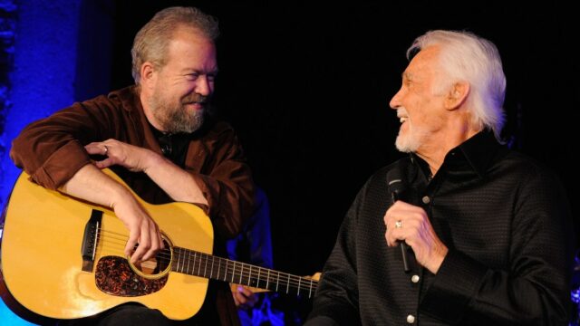 Don Schlitz, venerado compositor por trás de 'The Gambler', 'Forever and Ever, Amen', 'When You Say Nothing at All' e outros clássicos country, morre aos 73 anos
