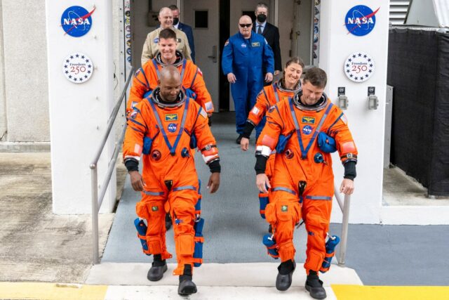 Donald Trump dá mensagem final aos astronautas do Artemis II antes do lançamento
