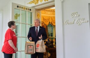 Donald Trump pergunta ao motorista do DoorDash sobre homens praticando esportes femininos Donald Trump pergunta ao motorista do DoorDash sobre homens praticando esportes femininos