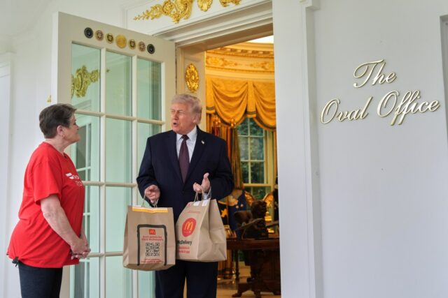 Donald Trump pergunta ao motorista do DoorDash sobre homens praticando Donald Trump pergunta ao motorista do DoorDash sobre homens praticando esportes femininos