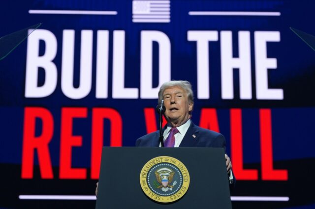 Donald Trump provoca novos arquivos de OVNIs do governo que chegarão “muito em breve”
