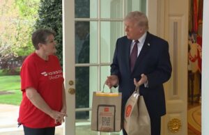 Donald Trump recebeu uma entrega de comida na Casa Branca Donald Trump recebeu uma entrega de comida na Casa Branca