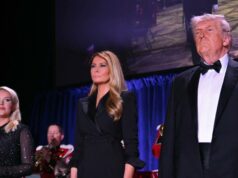 Donald Trump ‘seguro’ enquanto tiros estouram no jantar de correspondentes na Casa Branca GettyImages-2273149621 correspondentes da casa branca jantar atirando karoline leavitt melania trump donald