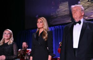 Donald Trump ‘seguro’ enquanto tiros estouram no jantar de correspondentes na Casa Branca GettyImages-2273149621 correspondentes da casa branca jantar atirando karoline leavitt melania trump donald