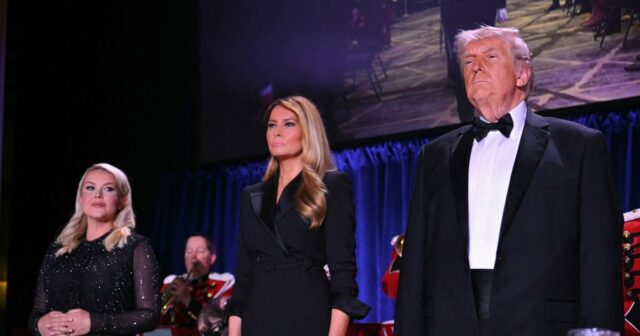 GettyImages-2273149621 correspondentes da casa branca jantar atirando karoline leavitt melania trump donald