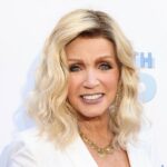 Donna Derrico parece eterna em seu antigo maiô Baywatch