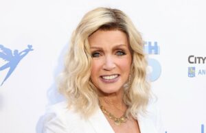 Donna Mills, 85, critica a crítica que disse que ela usa ‘muita maquiagem’ Donna Derrico parece eterna em seu antigo maiô Baywatch