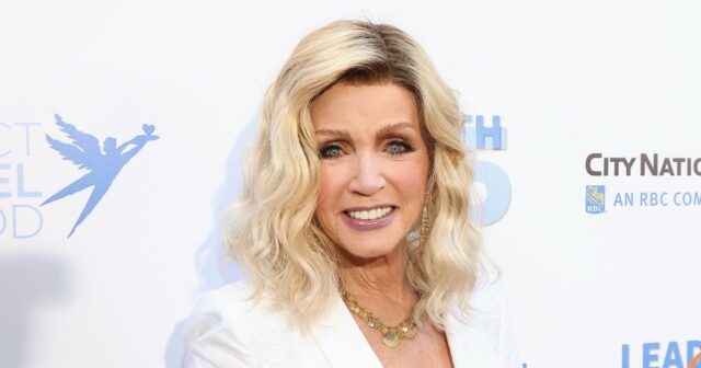 Donna Derrico parece eterna em seu antigo maiô Baywatch