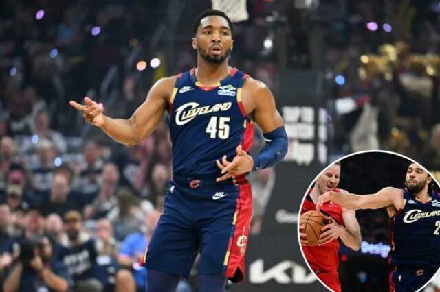 Donovan Mitchell #45 do Cleveland Cavaliers comemora durante o primeiro quarto do Jogo Um dos Playoffs da NBA da Primeira Rodada da Conferência Leste contra o Toronto Raptors na Rocket Arena em 18 de abril de 2026 em Cleveland, Ohio.