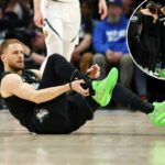 Donte DiVincenzo reagindo a uma aparente lesão no primeiro quarto de um jogo dos playoffs da NBA.