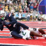 Treydan Stukes nº 2 do Arizona Wildcats intercepta um passe destinado a Kole Wilson nº 2 do Baylor Bears durante a segunda metade do jogo da NCAAF no Casino Del Sol Stadium em 22 de novembro de 2025 em Tucson, Arizona.