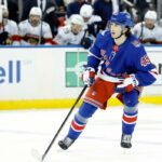 O defensor do New York Rangers, Drew Fortescue, é visto no gelo contra o Florida Panthers no primeiro período no Madison Square Garden. Nova York, EUA, domingo, 29 de março de 2026.
