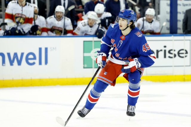 Drew Fortescue usando o trecho final dos Rangers como importante O defensor do New York Rangers, Drew Fortescue, é visto no gelo contra o Florida Panthers no primeiro período no Madison Square Garden. Nova York, EUA, domingo, 29 de março de 2026.